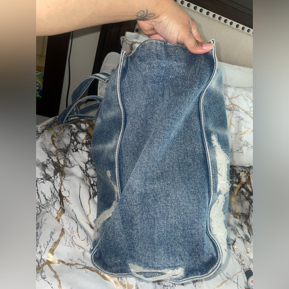 I’m selling because the bag is large and it’s too big.